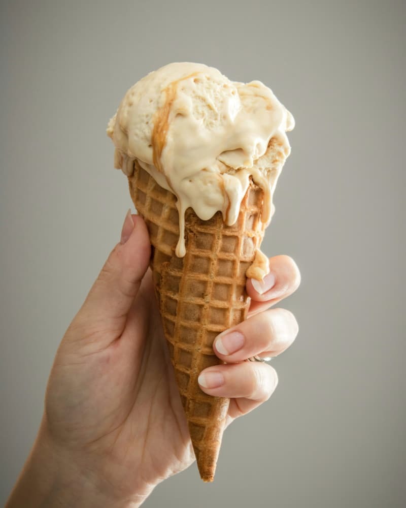 Marketing für Eisdielen: Waffel mit Karamell Eiskugel